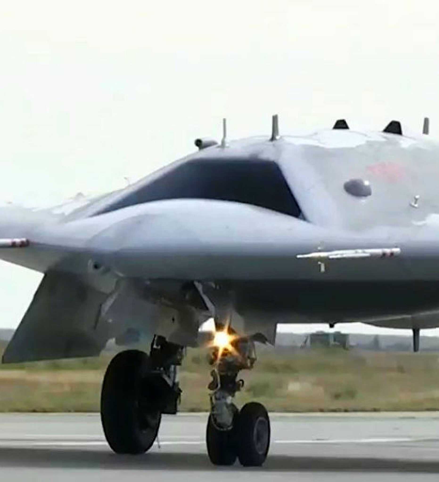 Nέο ρωσικό Sukhoi S-70 Okhotnik Combat Drone - Gadgetfreak :: Not Just Tech